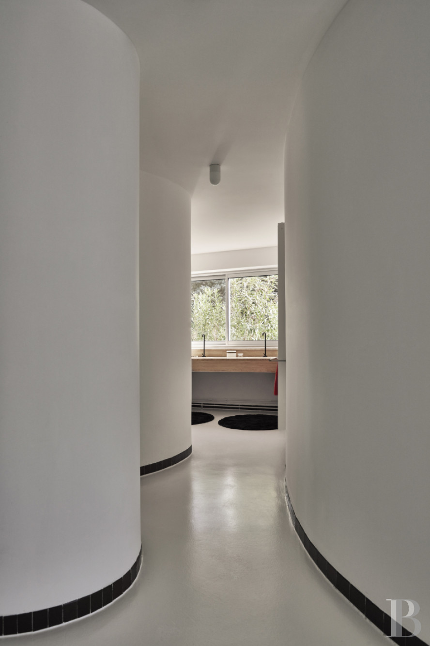 An architect-designed villa built in the 1970s near Arles, in Bouches-du-Rhône - photo  n°22